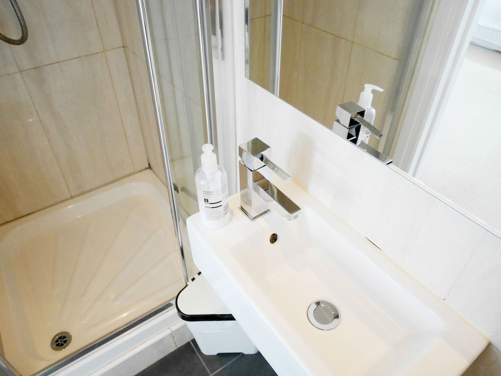 غرفة رباعية بسرير مزدوج وسريرين منفصلين، Kew Rooms 8/9