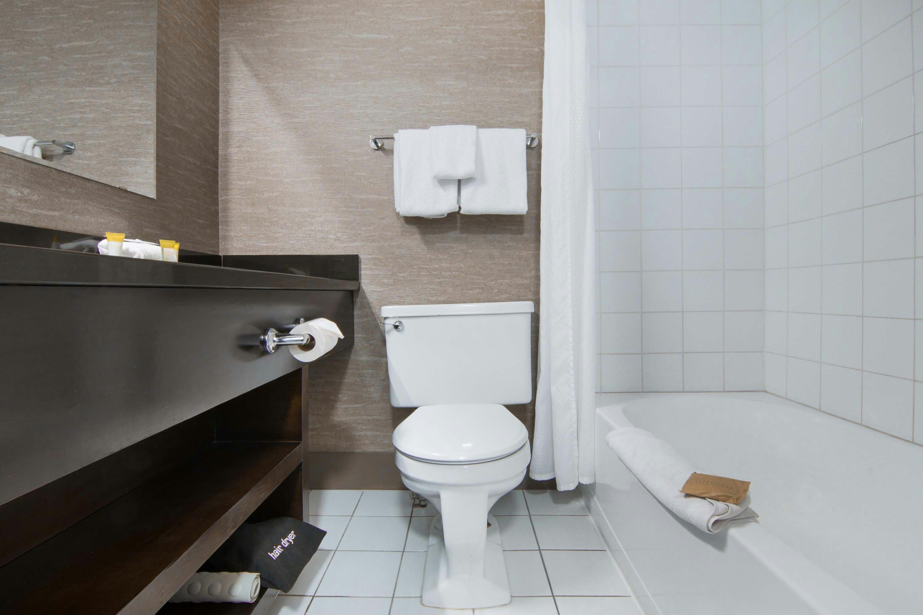 Standard, Queen Bed, Atrium Building، Sandman Hotel Kelowna 4/4
