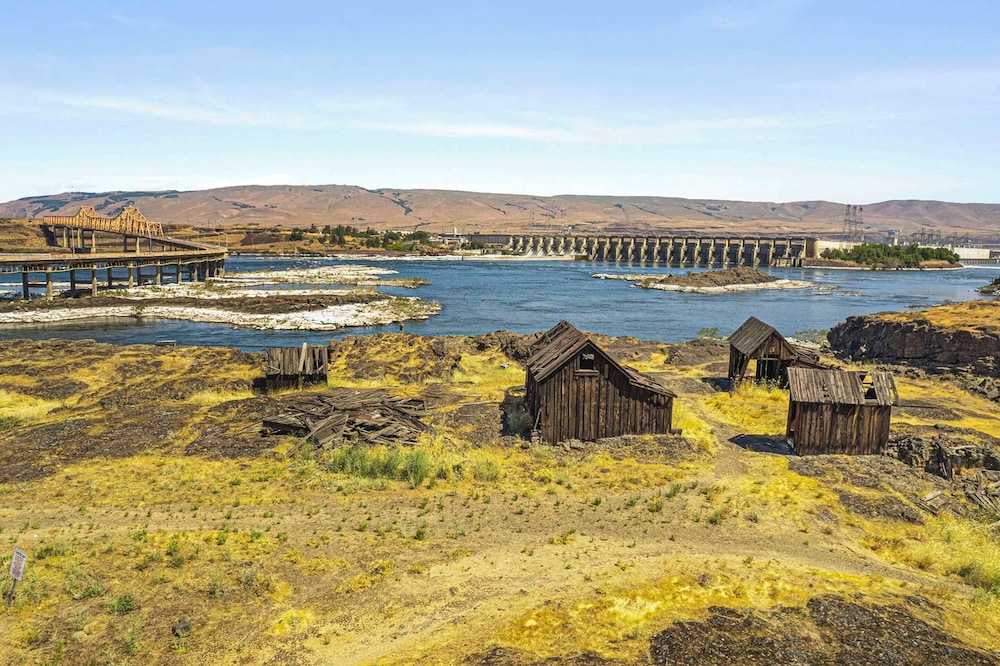 Columbia River Hotel, Ascend Hotel Collection 72/76