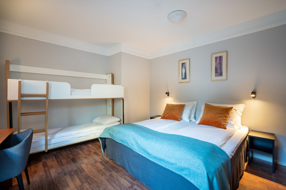 Enter Amalie Hotel 21/79