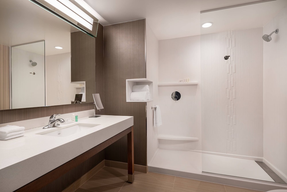 غرفة بسرير كينج مع أريكة لذوي الإعاقة، Courtyard by Marriott Petaluma Sonoma County 4/5