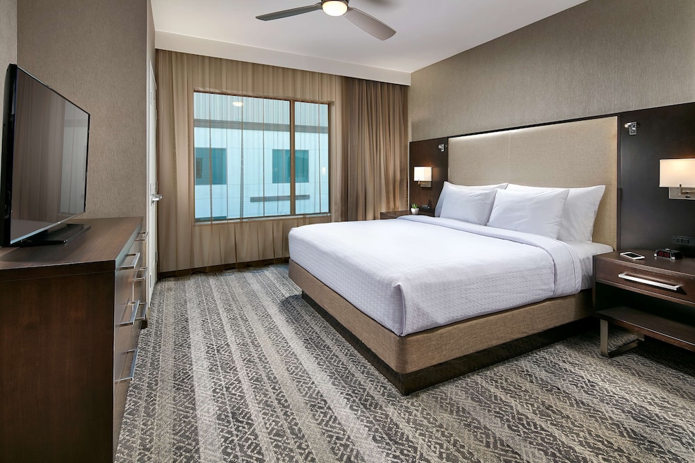 ESSENTIAL, STUDIO, SUITE, KING BED