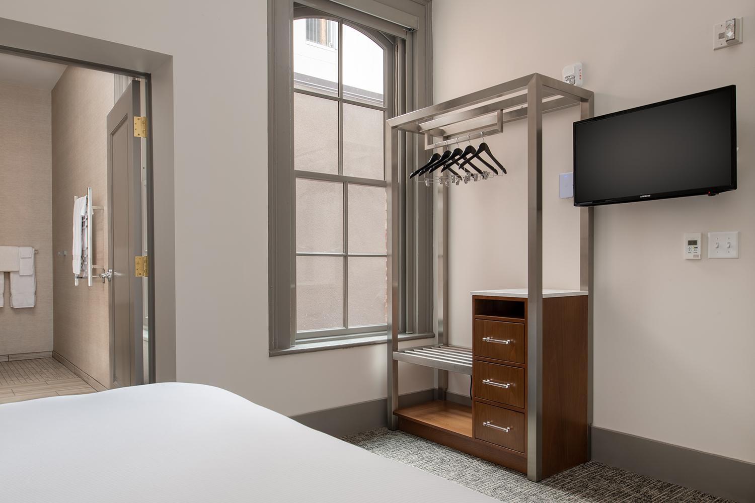 Room, Queen Bed, Courtyard View, Accessible, Harlow Hotel 2/3