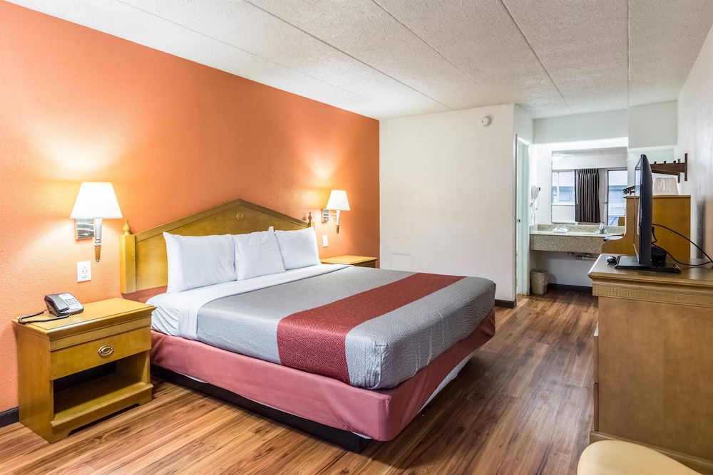 Motel6 Grove City, OH 24/47