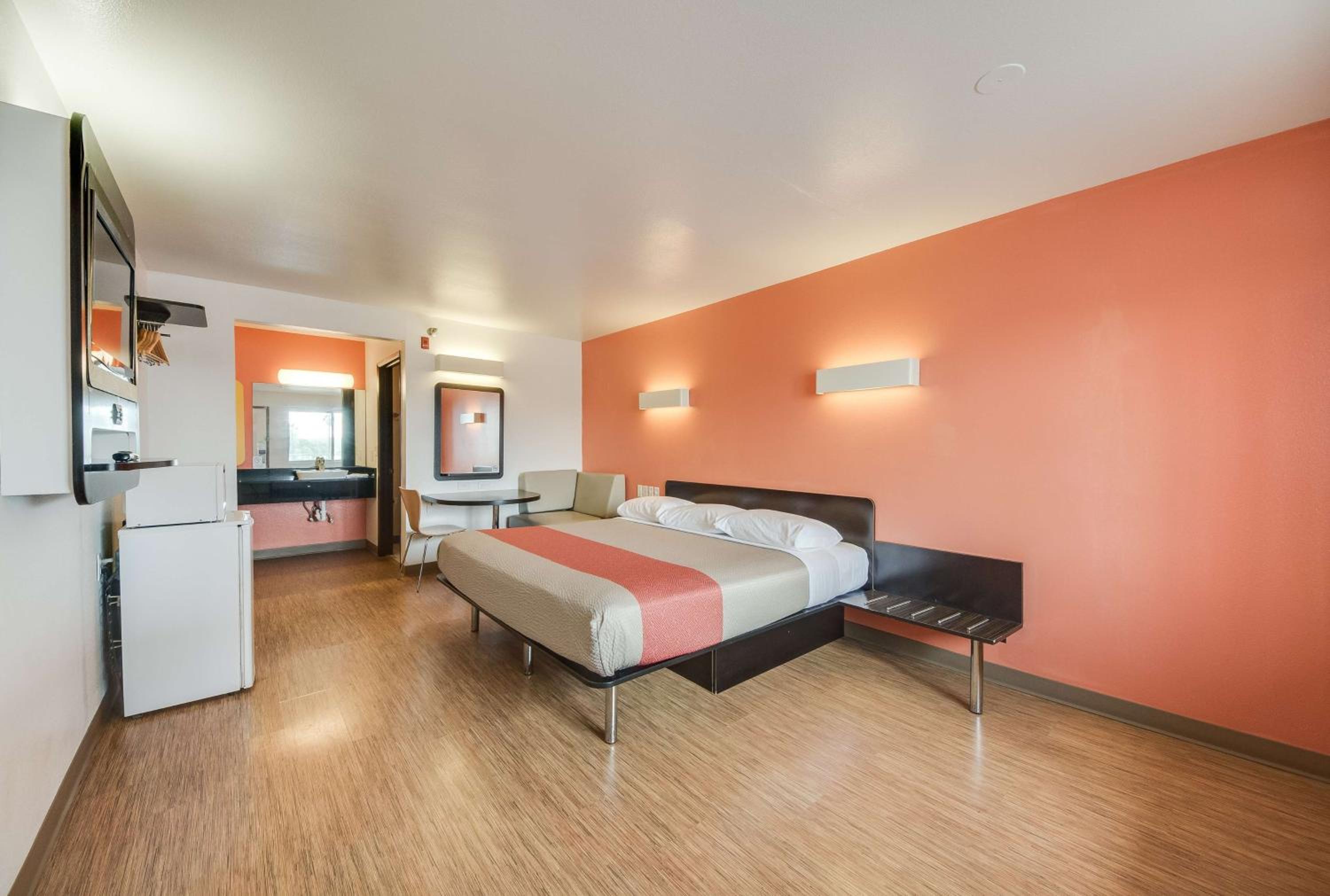 ROOM, KING BED