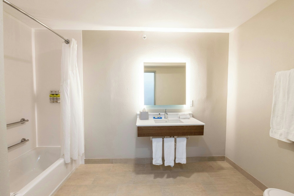 Holiday Inn Express Anaheim West 45/45