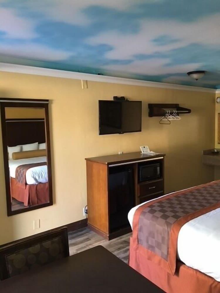Hollywood Palms Inns & Suites 36/56