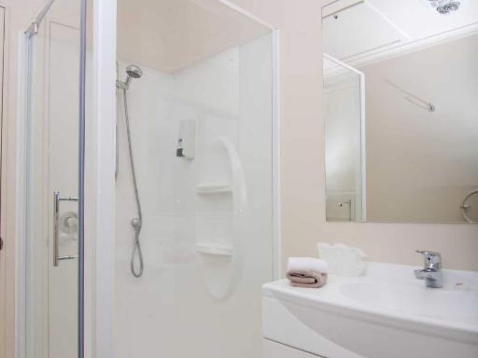 Studio, 1 Queen and 1 Single Bed, Sofa, Tahuna Beach Kiwi Holiday Park & Motel 3/6