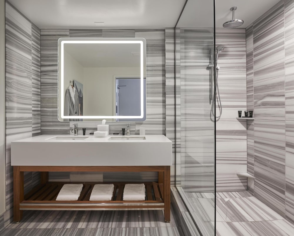 Hyatt Centric the Pike Long Beach 58/59