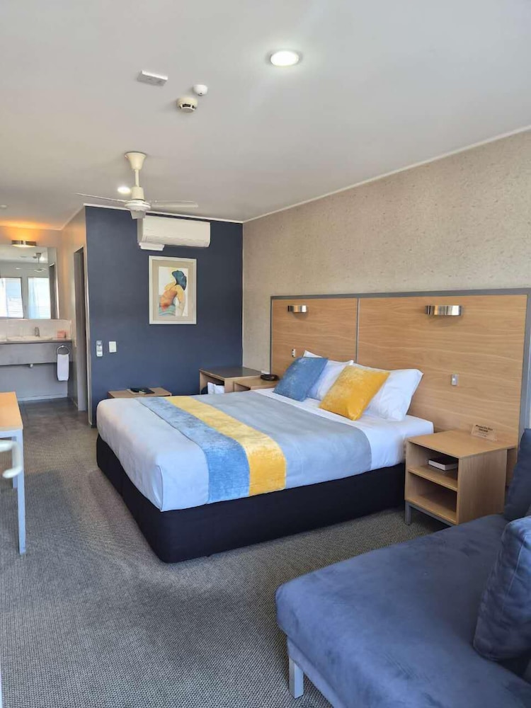 Studio, King Bed, Partial Kitchen