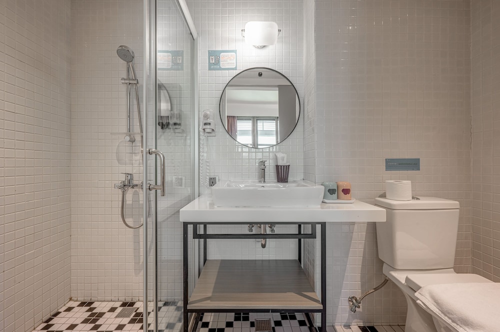 MIXED DORM, ELITE, SHARED BATHROOM