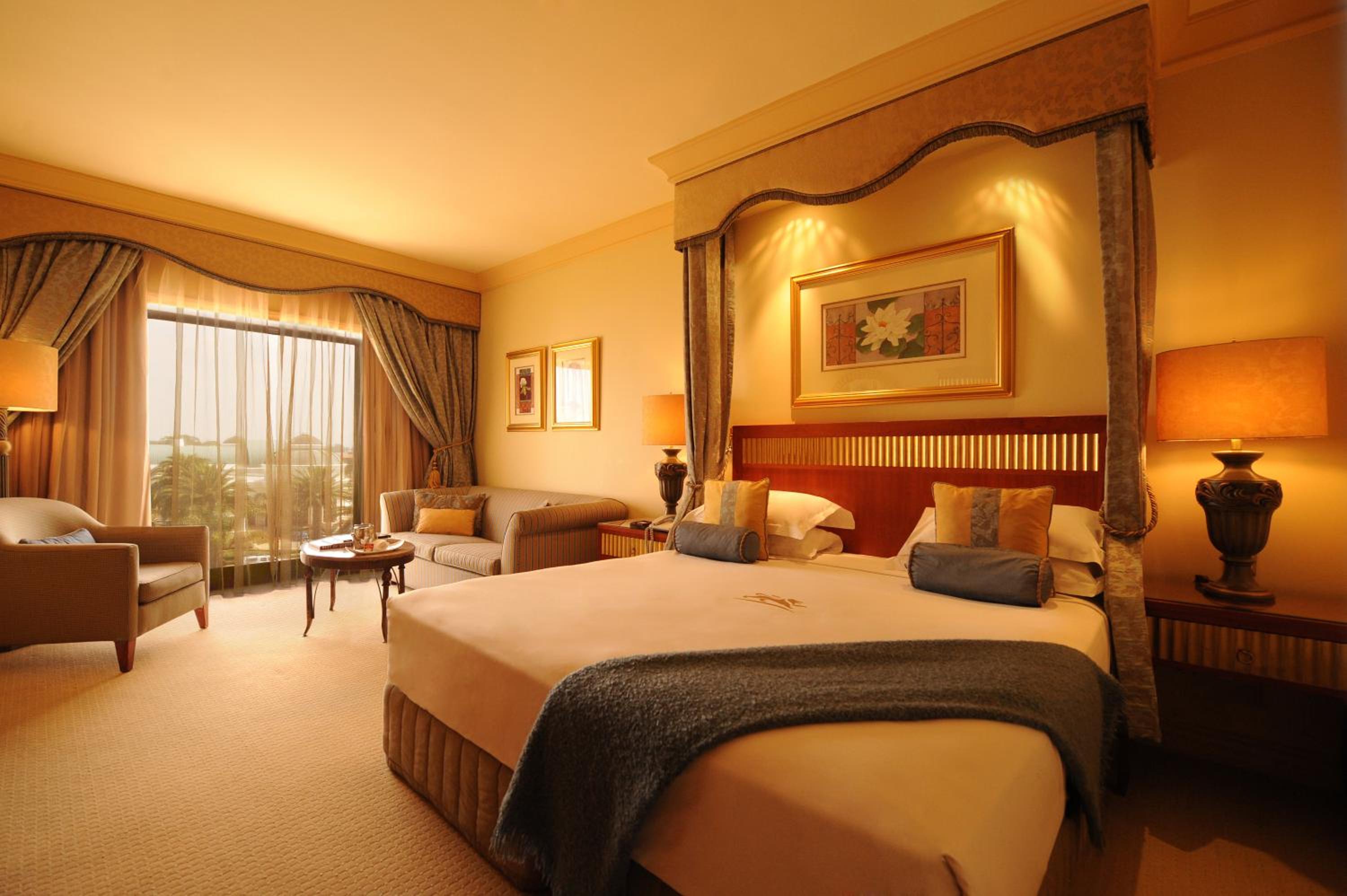 DELUXE, KING BED