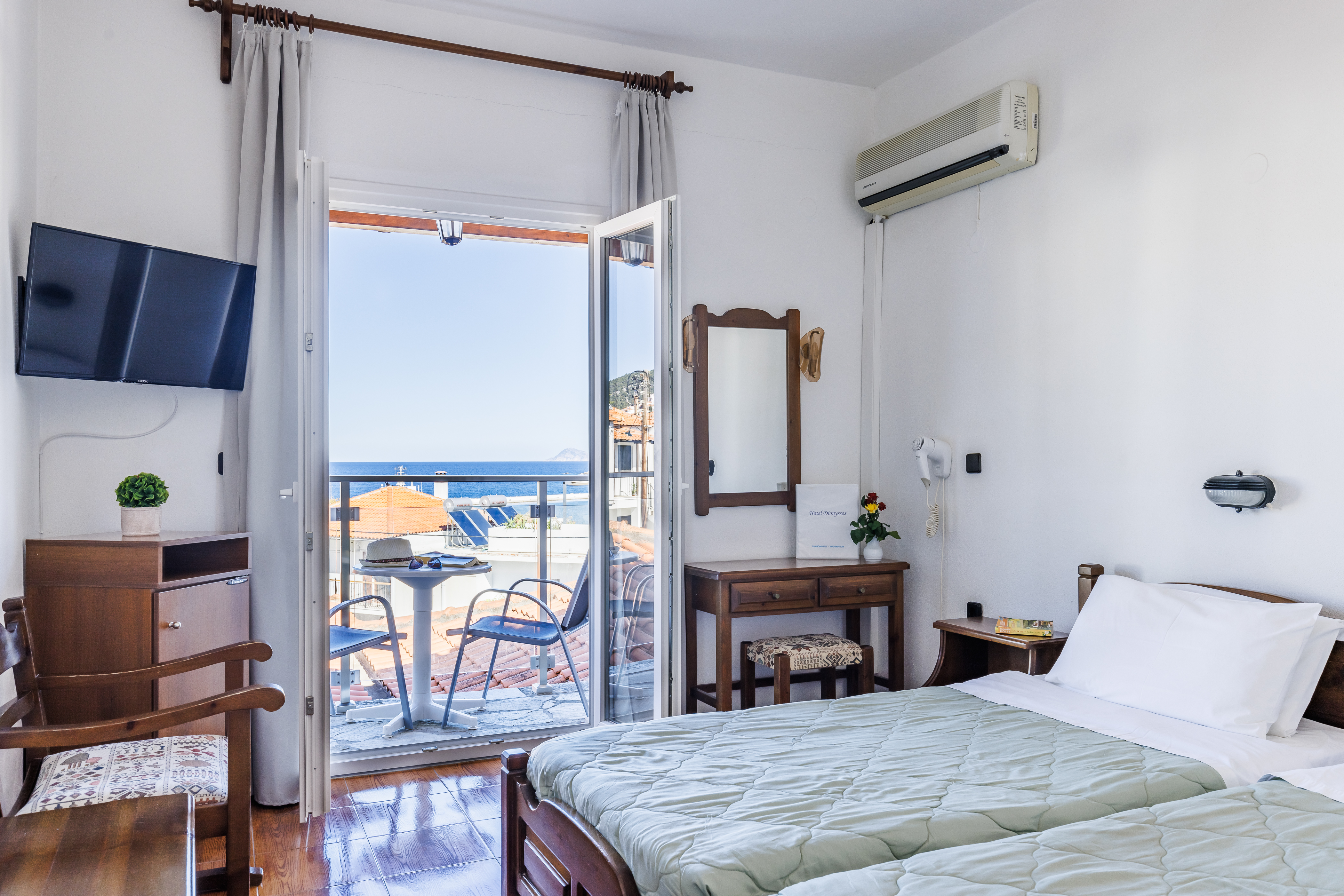 Room, Double or Twin Bed, Lateral Side Sea View