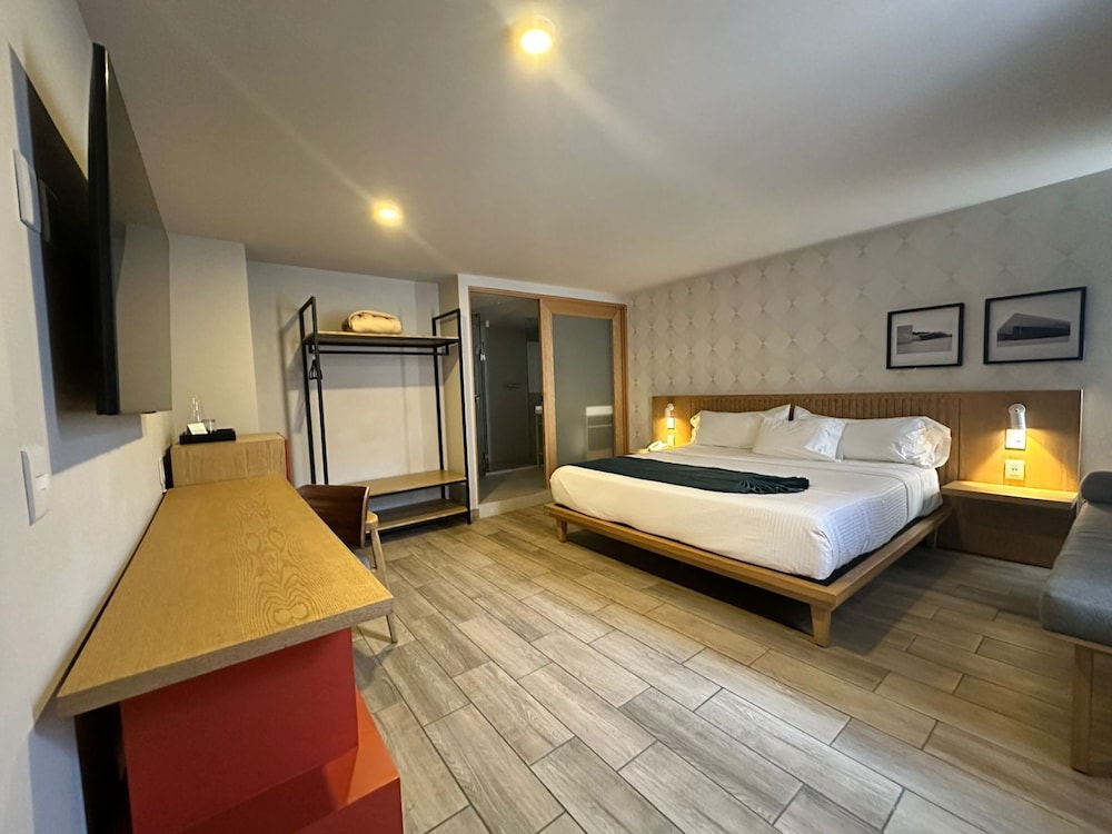 SUPERIOR, STUDIO, SUITE