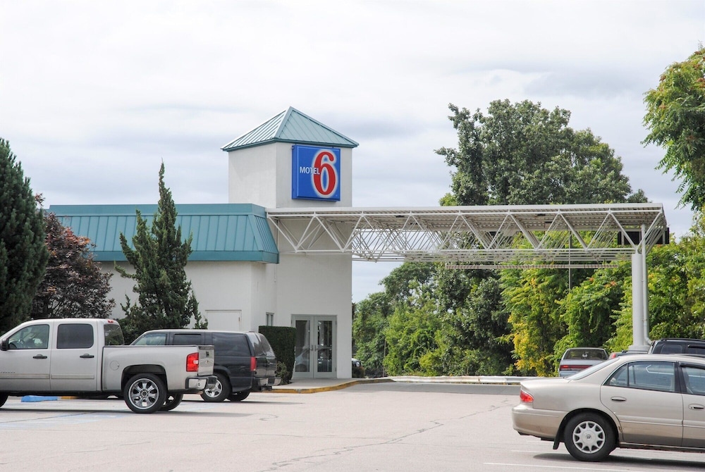 Motel6 Warwick, RI - Providence Airport - I-95 30/38