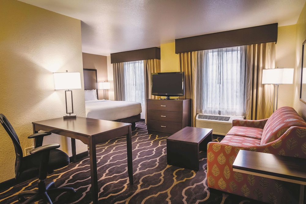 La Quinta Inn & Suites by Wyndham Las Vegas Red Rock 30/42