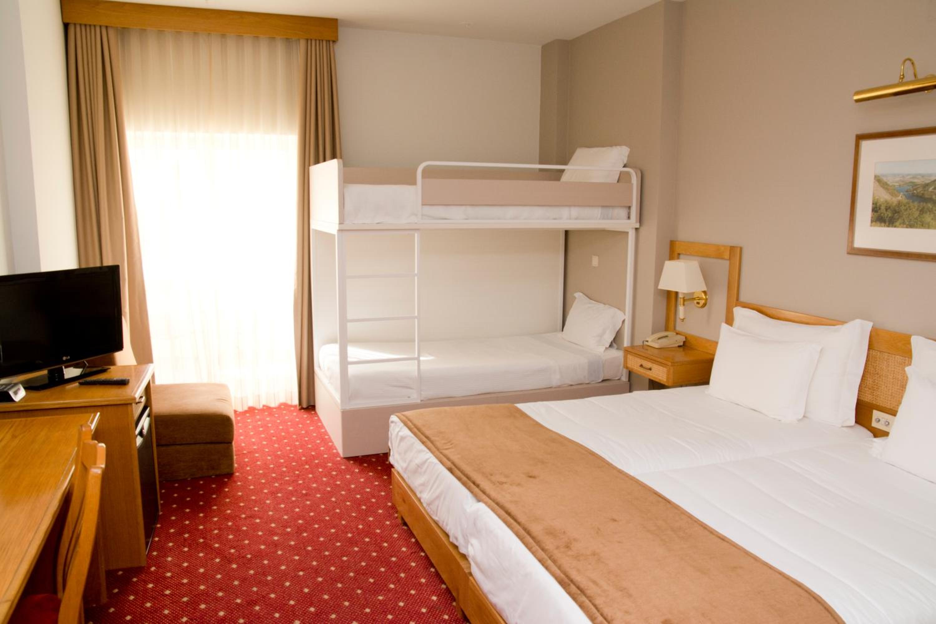 غرفة عائلية بسريرين منفصلين وسرير بطابقين، Hotel Rainha D Amelia Arts Leisure 4/6