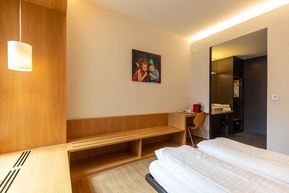 ROOM, DOUBLE BED