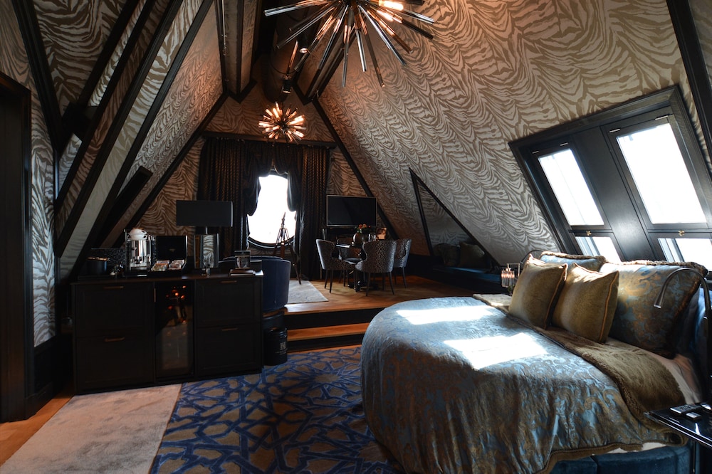 ROOF TOP, STAGE, SUITE