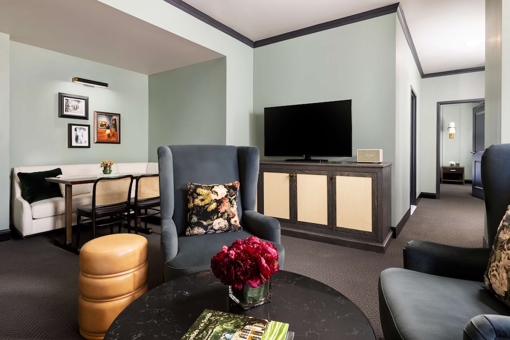 The Candler Hotel Atlanta Curio Collection by Hilton 35/55