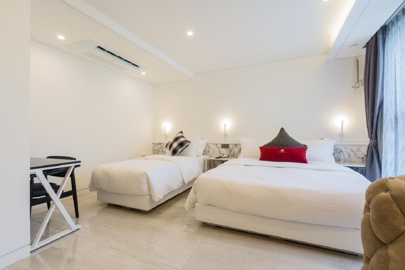 SUITE, KING BED
