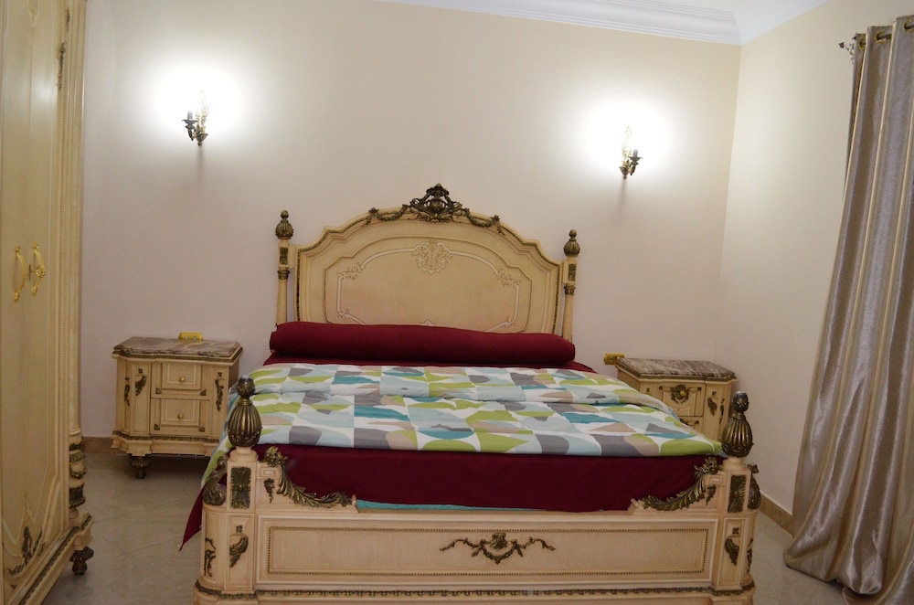 ROOM, QUEEN BED, PRIVATE BATHROOM