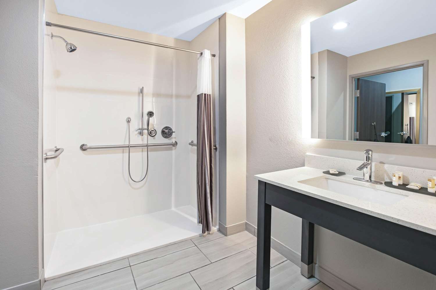 La Quinta Inn & Suites by Wyndham DFW West-Glade Parks 45/47