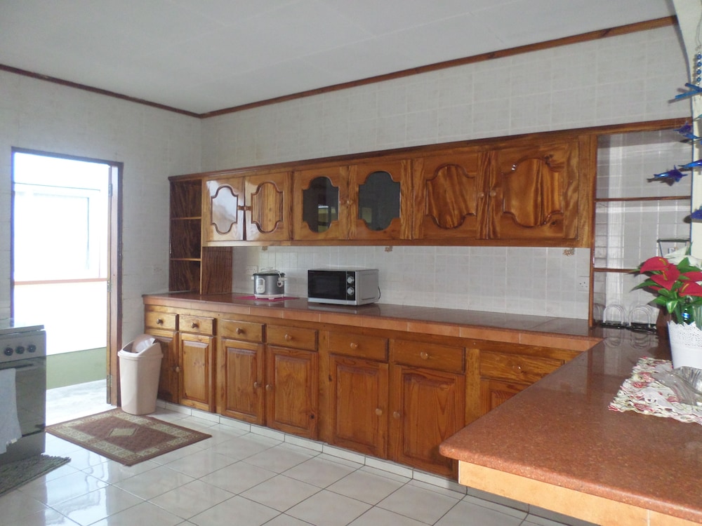 Villa Bananier Guest House 2/28