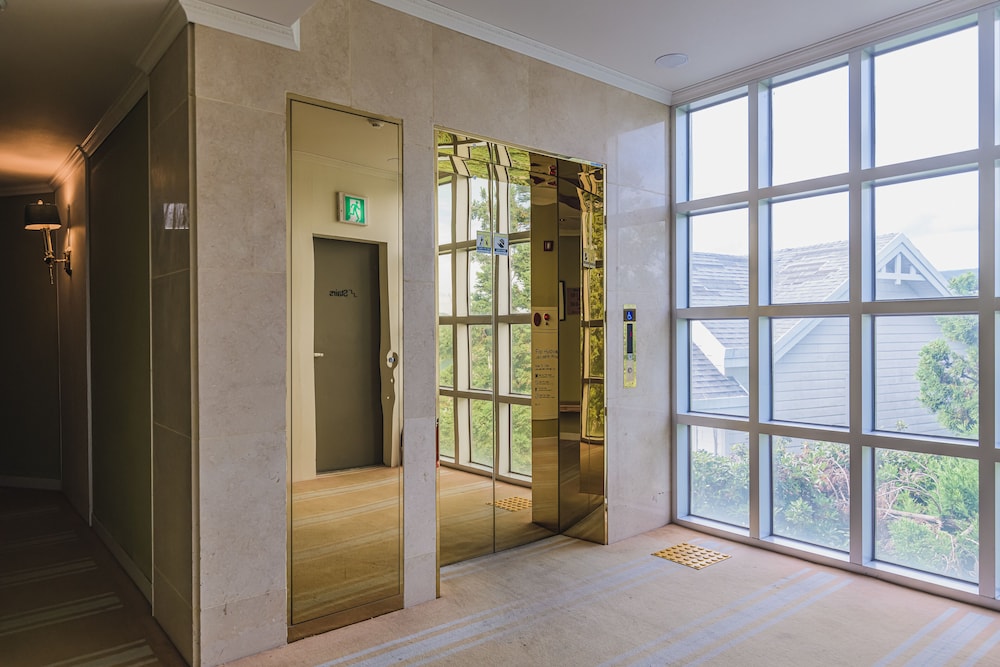 Aria Hotel 8/50