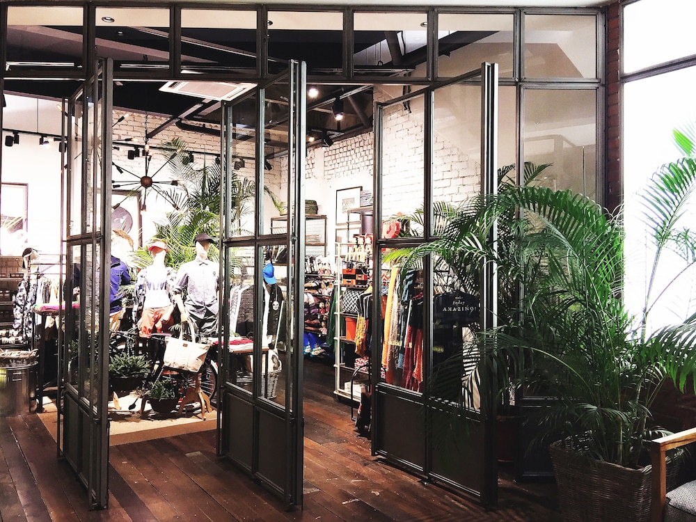 M Boutique Station 18 37/65