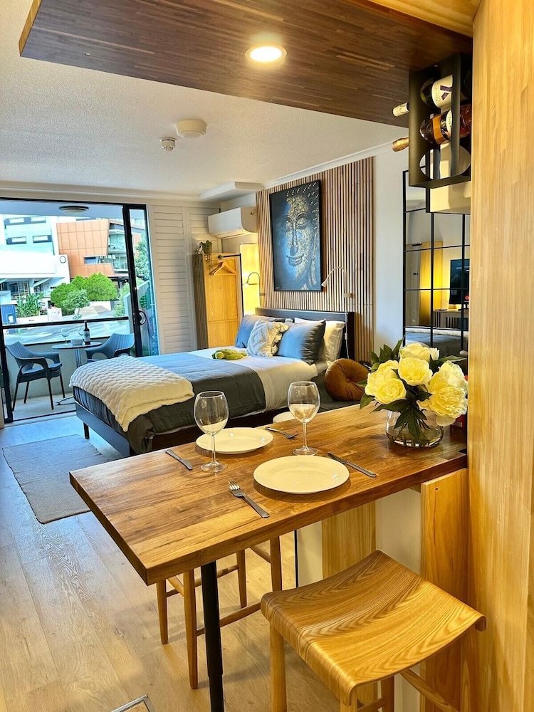 West End Central Apartments 50/56