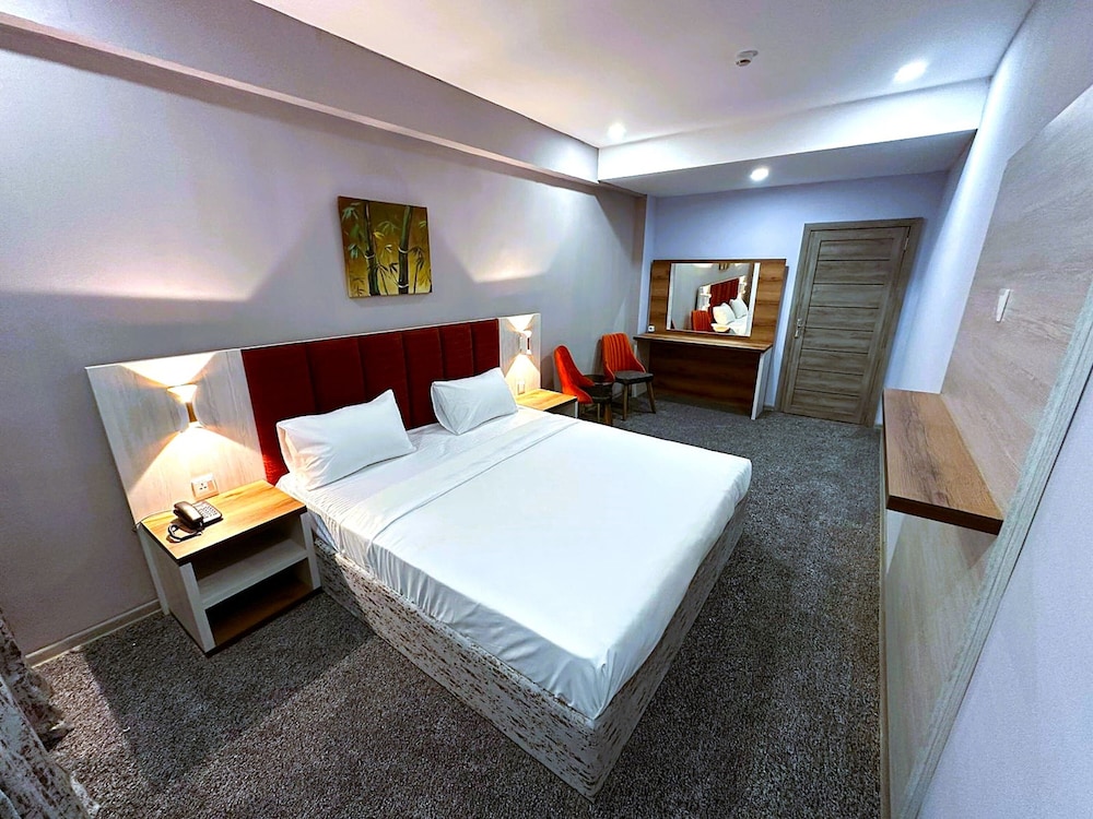 SUITE, 3 BEDS