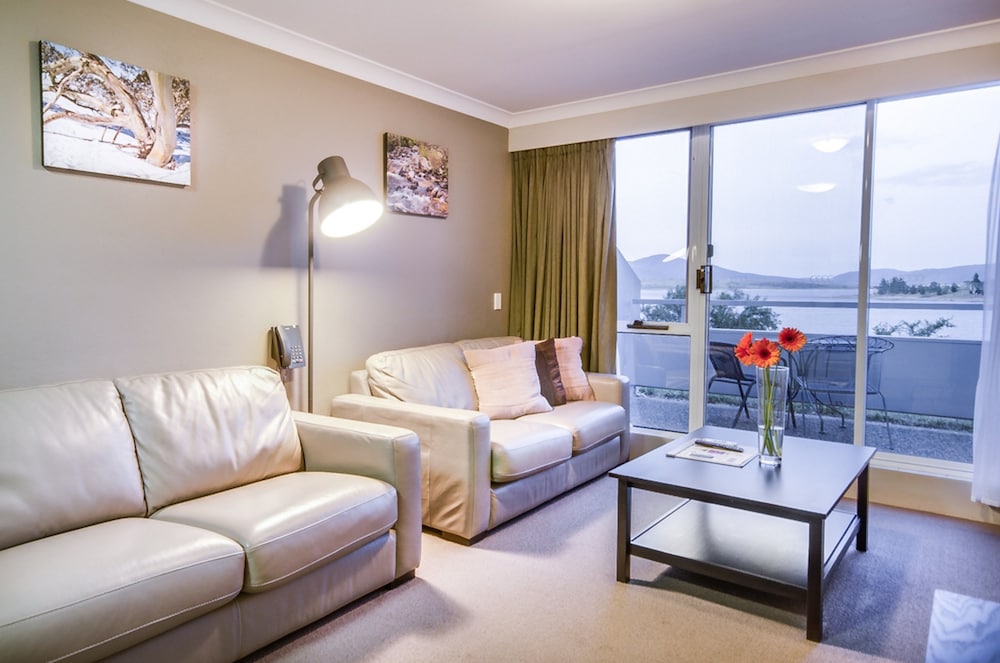 Horizons Lake Jindabyne 55/80