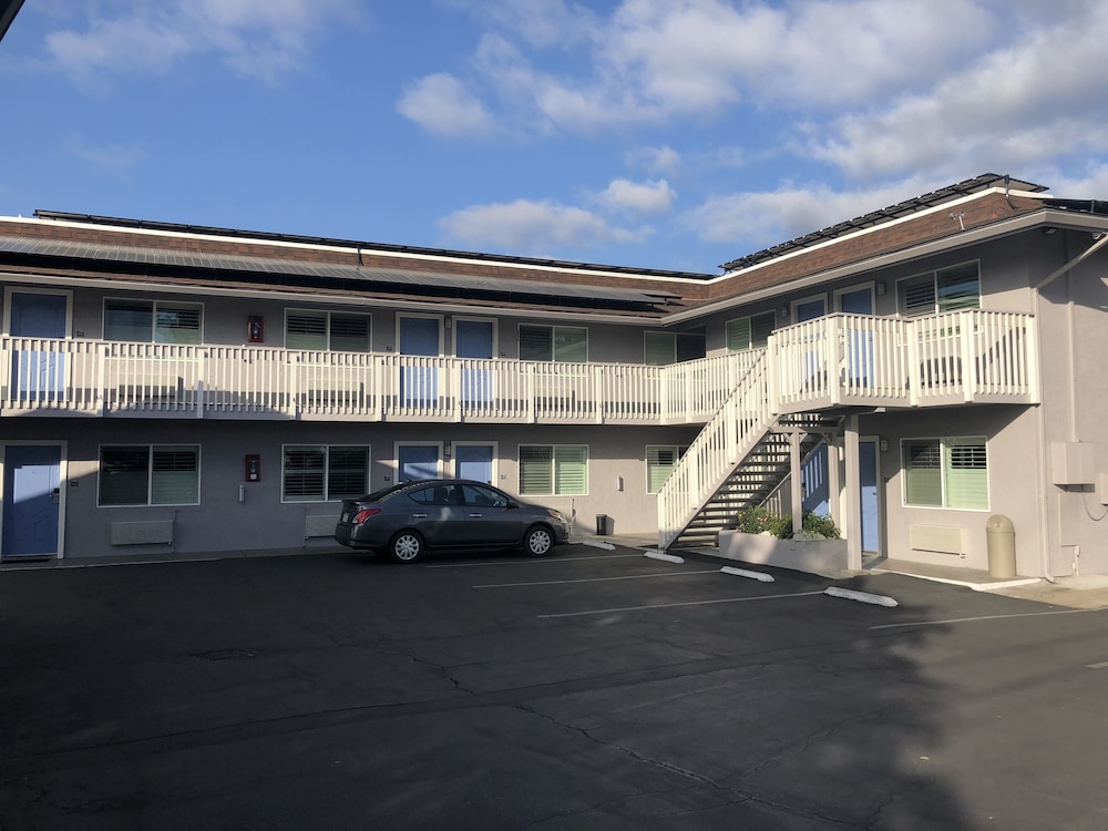 Pacific Inn Monterey 38/49