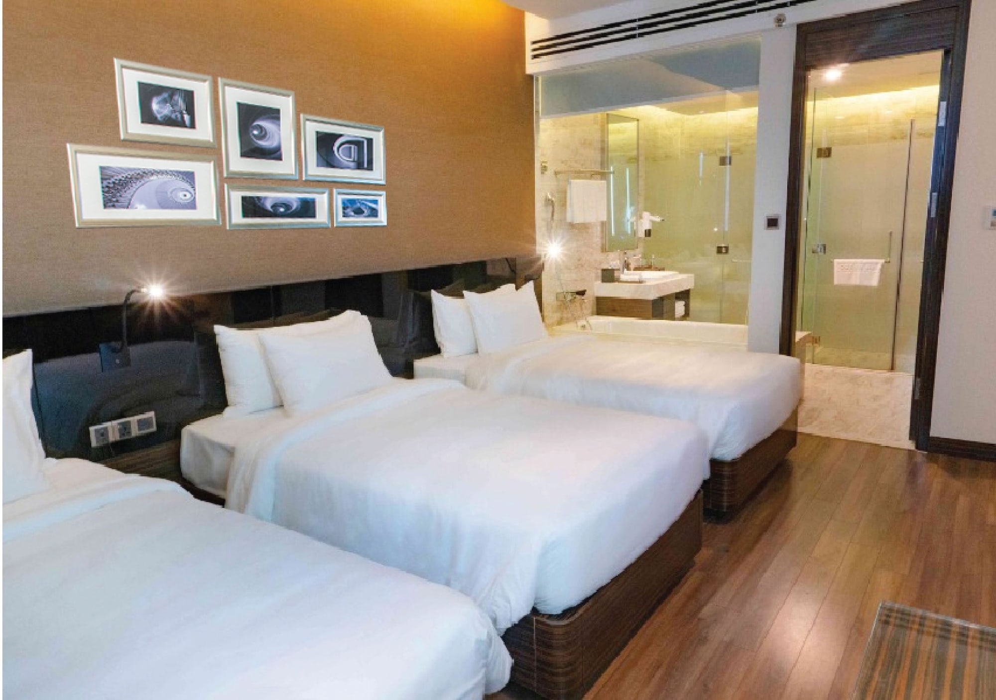 SUITE, TRIPLE, BALCONY