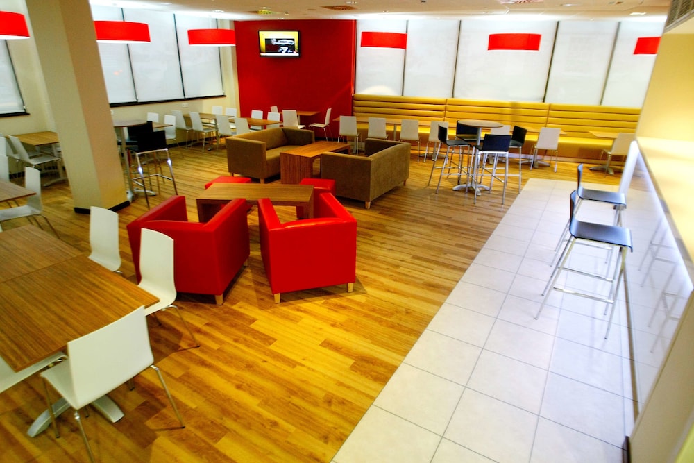 Travelodge Valencia Aeropuerto Hotel 42/48