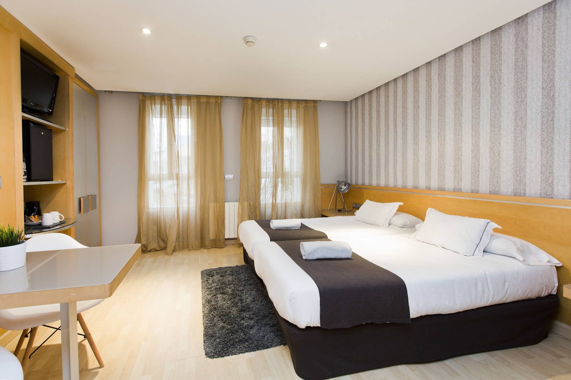 SUPERIOR, DOUBLE OR TWIN BED