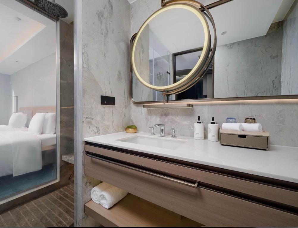 Grand Mercure Wuxi Huishan 74/76