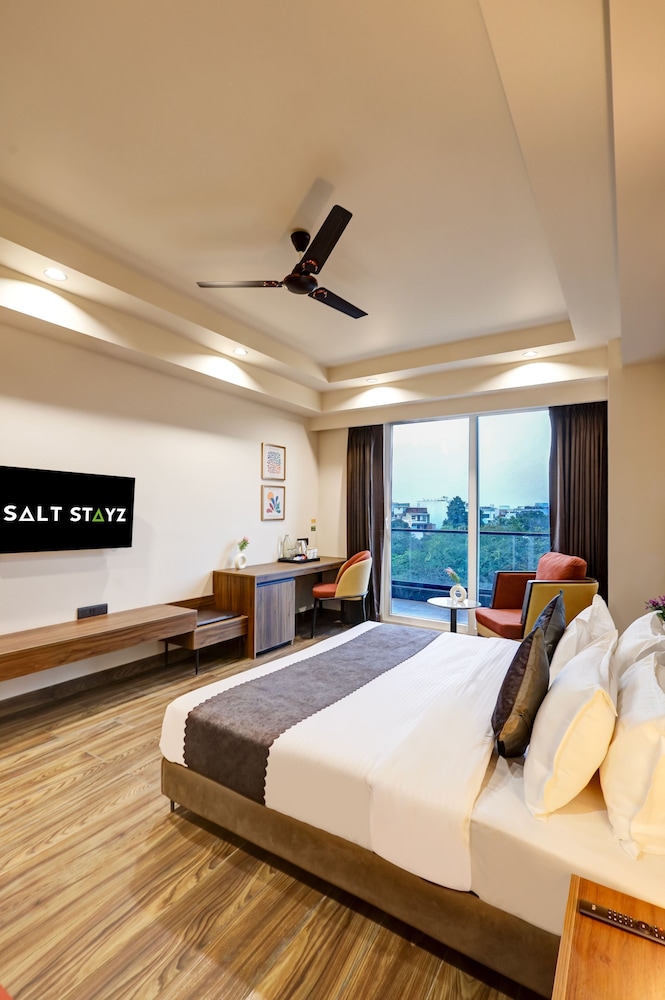 Saltstayz Premier Sector 42 - Golf Course Road 31/62