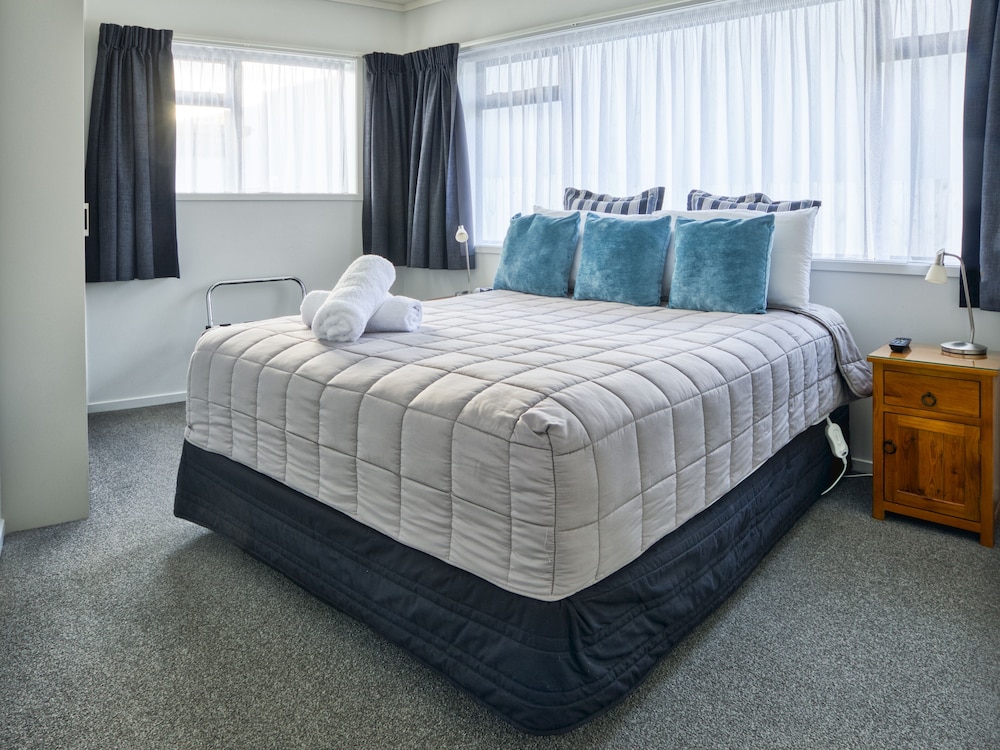 2 BEDROOMS, DELUXE, APARTMENT, LAKE VIEW