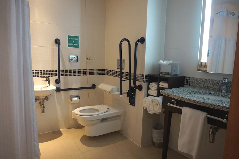 HAMPTON BY HILTON LONDON LUTON AIRPORT 17/50