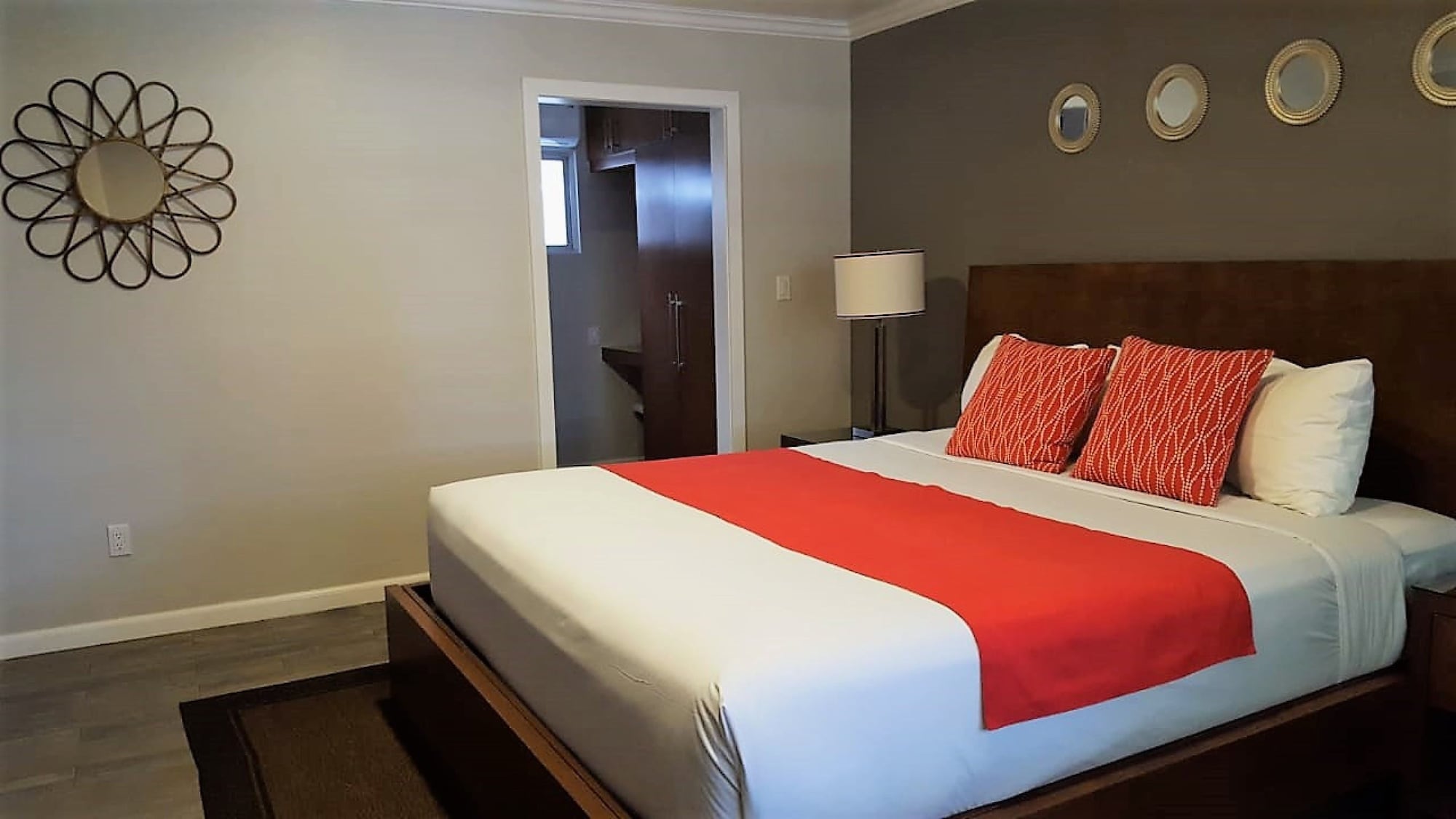 STUDIO, SUITE, KING BED, GARDEN VIEW, ACCESSIBLE
