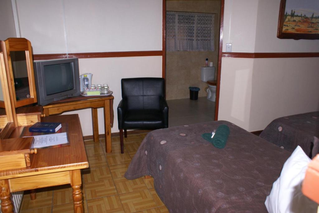 Airport Inn Bed Breakfast And Emerald Guesthouse 24/30
