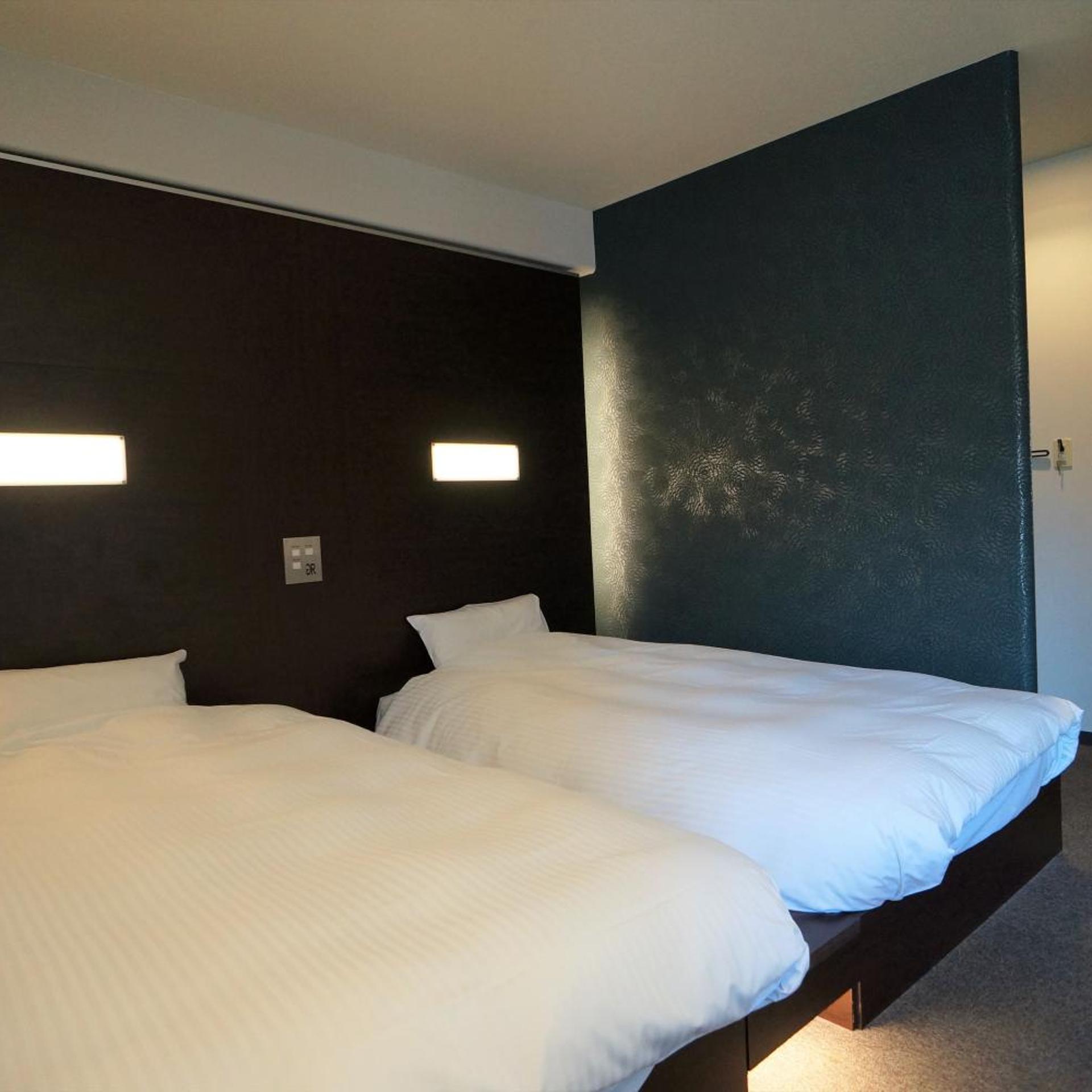 ROOM, TWIN BEDS
