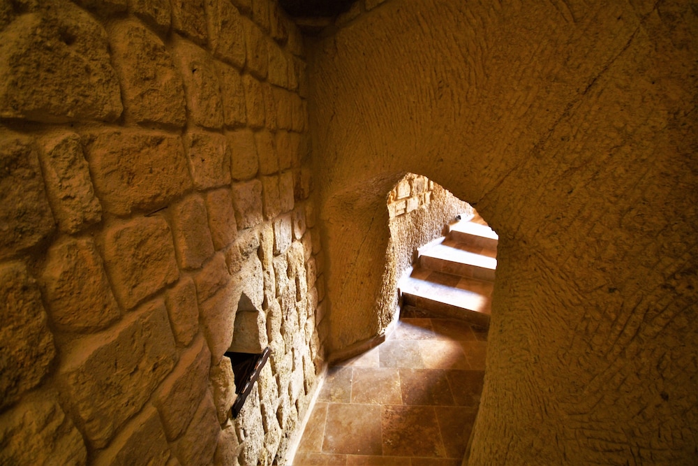 Under Cave Hotel 23/50
