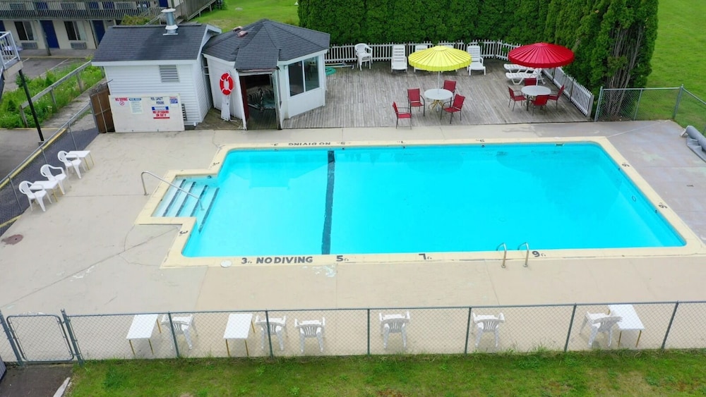 Days Inn Suites By Wyndham St Ignace Lakefront 8/50
