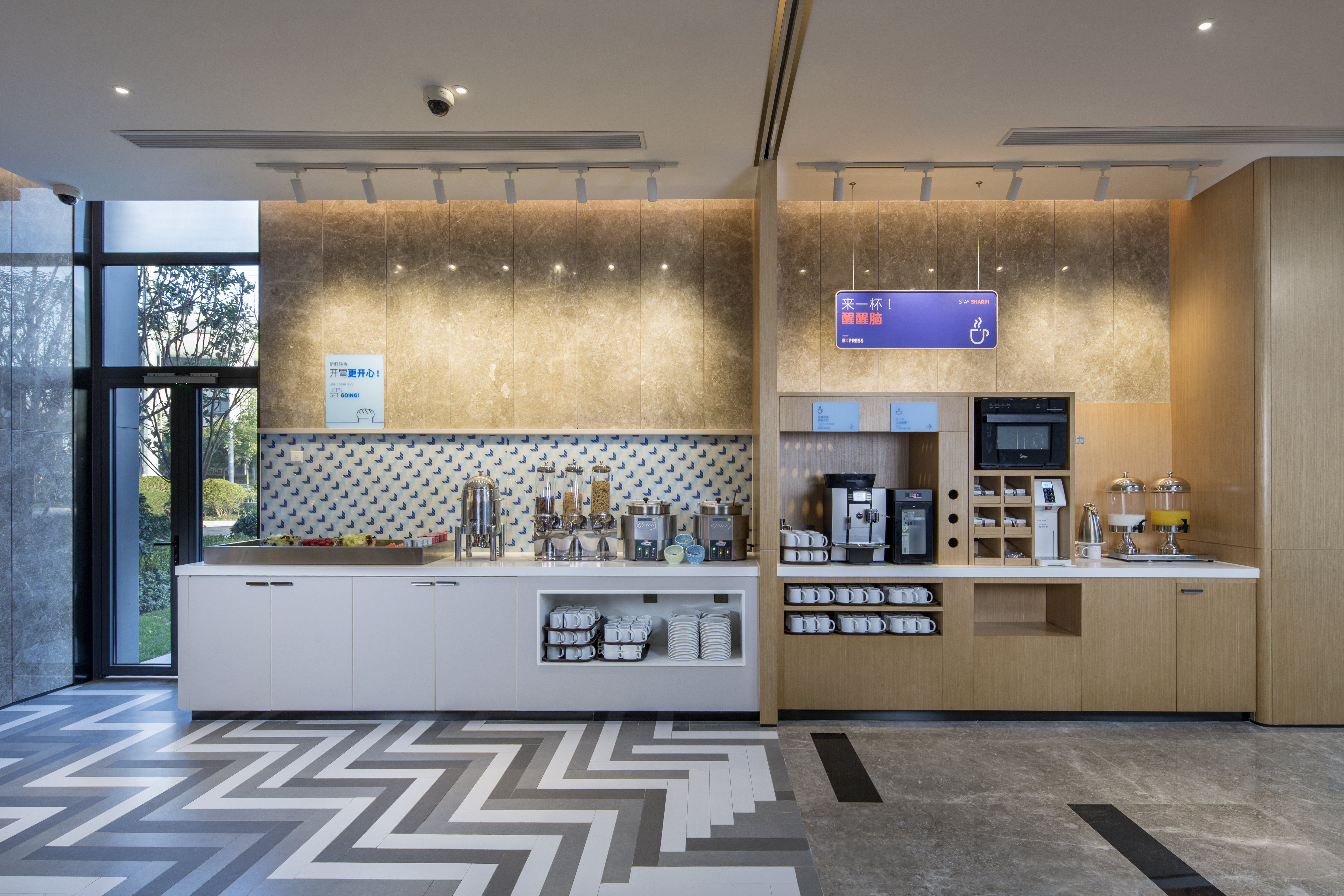 Holiday Inn Express Shanghai Kangqiao 9/33