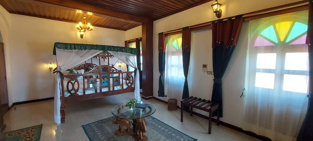 TAUSI PALACE HOTEL 72/90