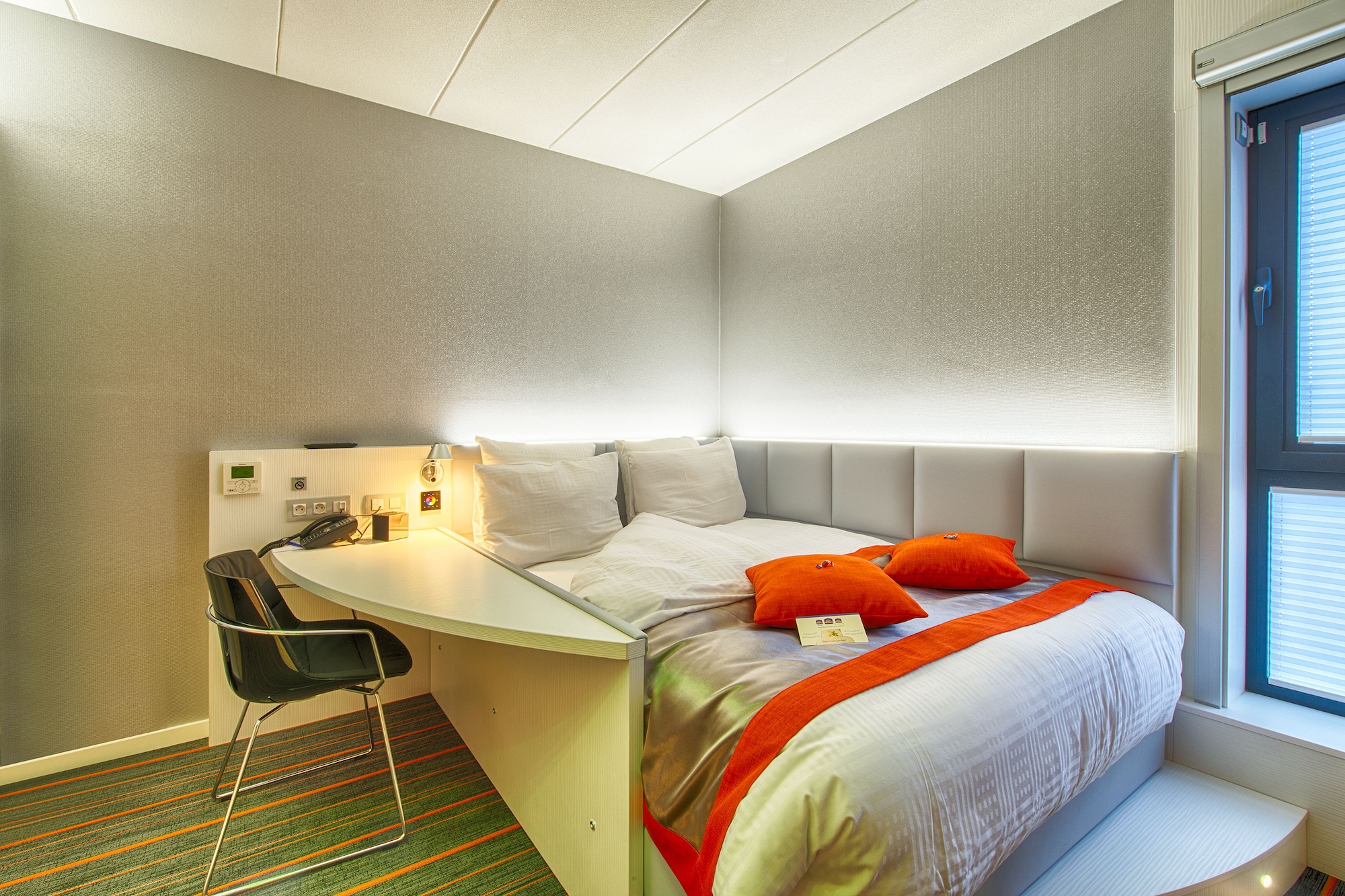 Cocoon, Queen Bed