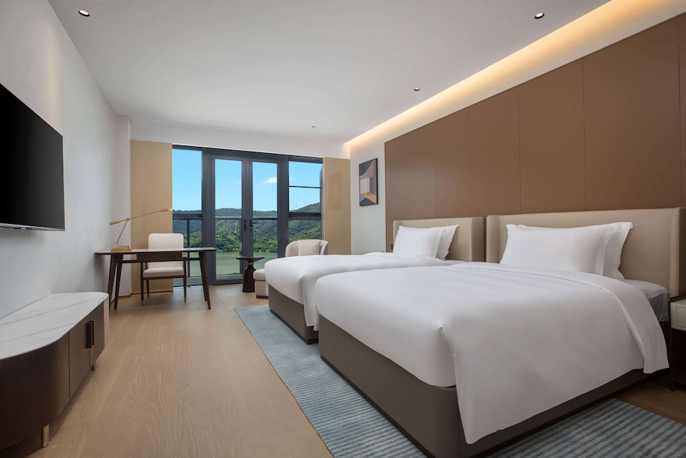 DELUXE, TWIN BEDS, LAKE VIEW